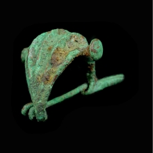 an-etruscan-bronze-fibula-in-leech-shape_x8374c